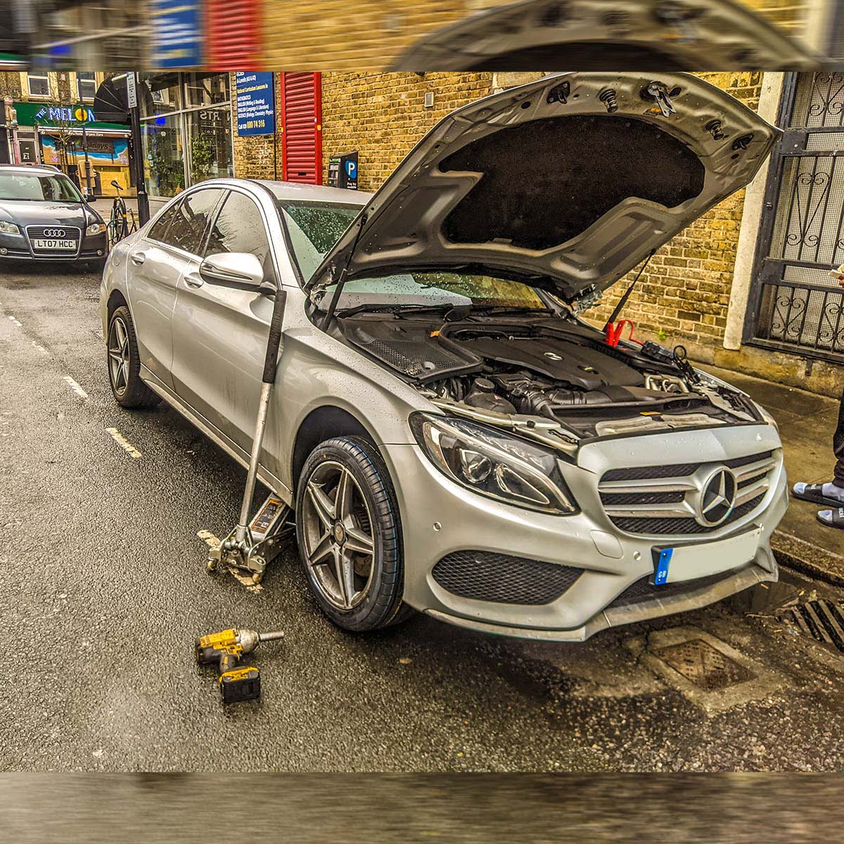 Explore Ways to Tackle Tyre Emergencies with Ease!